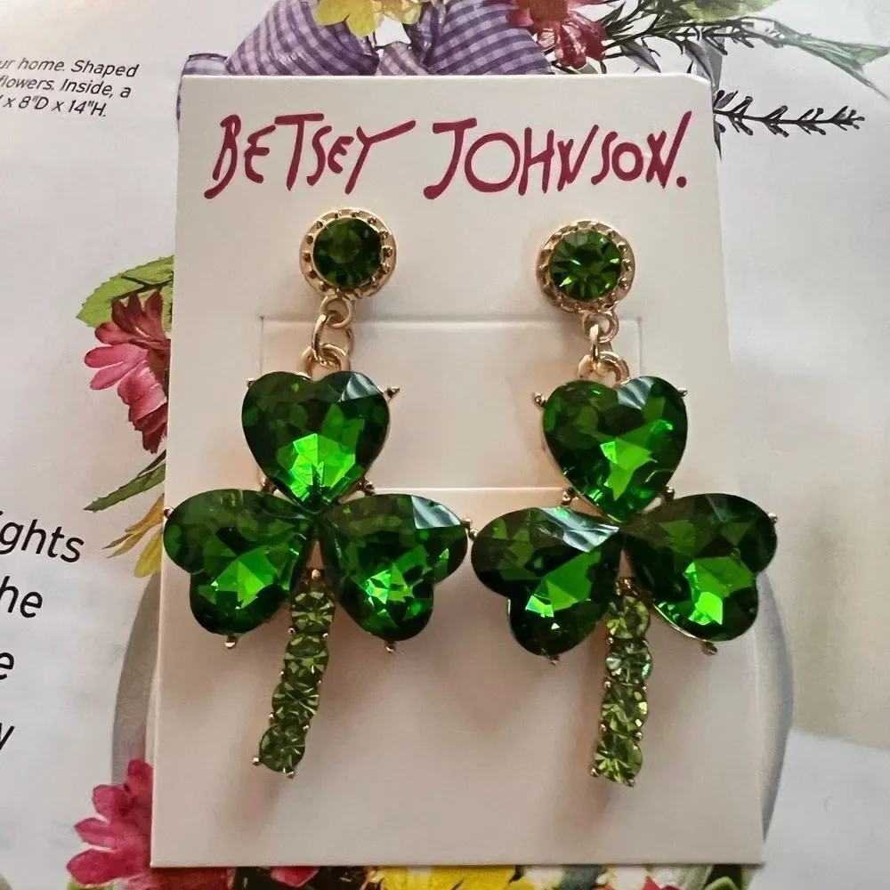 ☘️ Betsey Johnson NEW sparkling green crystal clover earrings ☘️